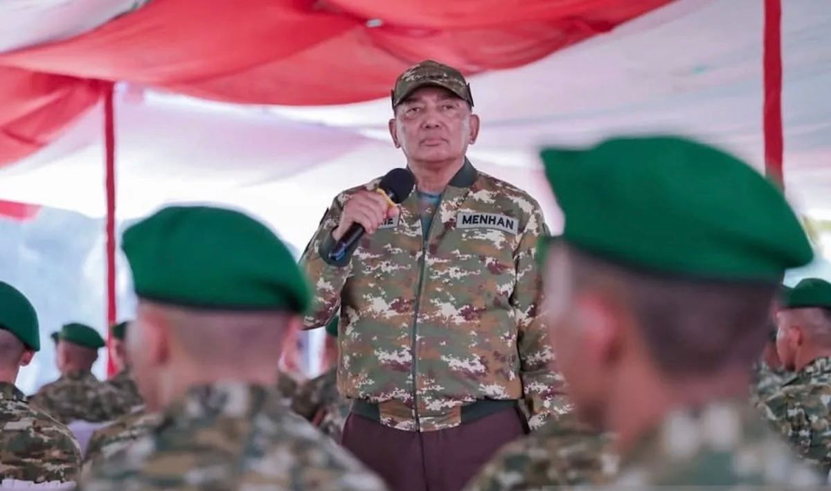 Menteri Pertahanan Sjafrie Sjamsoeddin memberikan arahan kepada prajurit saat mengunjungi Yonif TP 926/Pangalangok Libau di Kabupaten Bengkayang, Kalimantan Barat, Kamis (8/10/2026).
