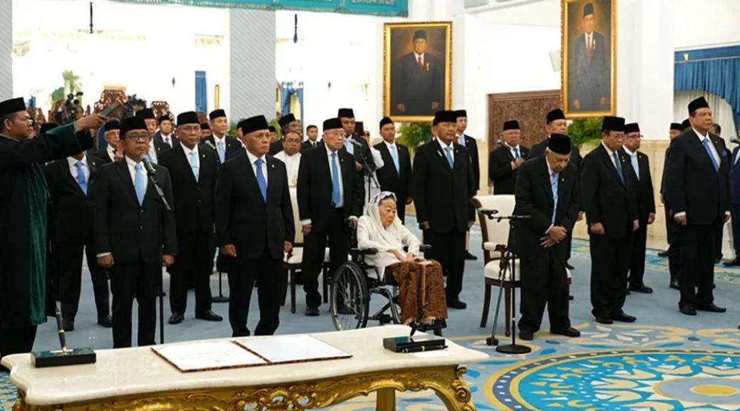 Presiden Prabowo Subianto melantik 26 anggota Dewan Pertimbangan Presiden di Istana Negara, Jakarta, Jumat (2/10/2026)
