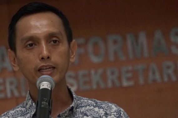 Ketua Badan Pengurus Centra Initiative Al Araf menyampaikan kritik atas menguatnya militerisme di tubuh TNI dalam keterangan di Jakarta, Jumat (9/10/2026).