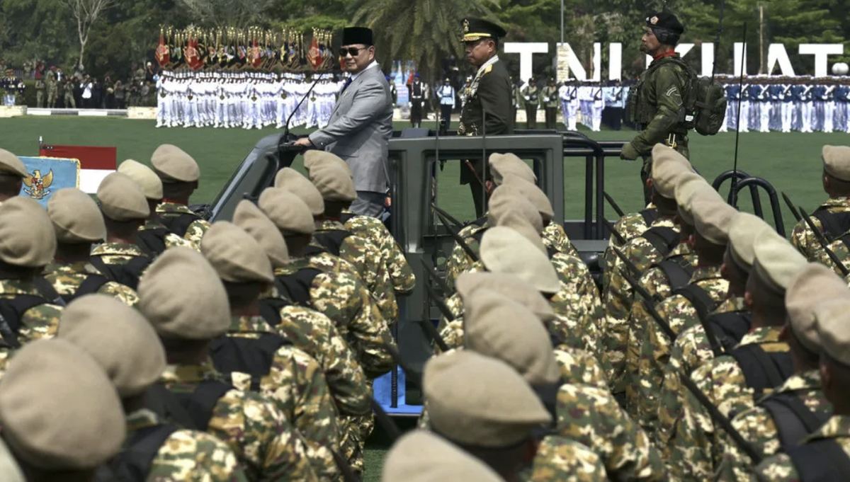Presiden Prabowo Subianto bersama Panglima TNI Jenderal Agus Subiyanto mengecek pasukan saat peringatan HUT ke-81 TNI di Mabes TNI Cilangkap, Jakarta Timur, Senin (5/10/2026).