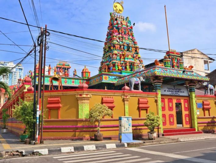 Kuil Shri Mariamman adalah kuil Hindu tertua, kuil ini dibangun pada tahun 1881 untuk memuja dewi Mariamman. Kuil ini terletak di kawasan Kampung Madras
