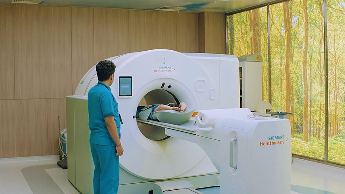 Petugas medis mengarahkan pasien yang berbaring di meja pemeriksaan mesin PET-CT di ruang kedokteran nuklir Mayapada Hospital Jakarta Selatan.