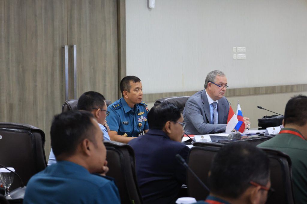 Perwira TNI Angkatan Laut dan perwakilan delegasi Rusia menyimak pembahasan dalam Pertemuan Ke-17 Komisi Antarpemerintah Indonesia–Rusia Bidang Kerja Sama Teknik Militer di Jakarta, Selasa (13/10/2026).