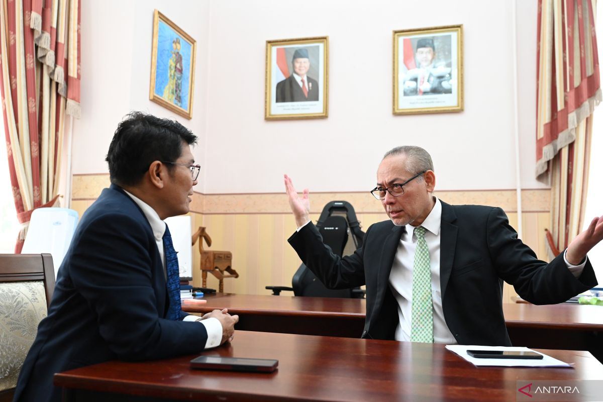 Duta Besar RI untuk Federasi Rusia dan Republik Belarus Jose Tavares menyampaikan keterangan mengenai dugaan perekrutan WNI untuk menjadi tentara bayaran saat wawancara di Kantor KBRI Moskow, Rusia, Jumat (18/9/2026).
