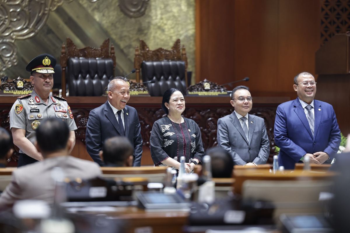 Komjen Pol Suyudi Ario Seto (kiri) bersama Saan Mustopa dan Ketua DPR RI Puan Maharani, serta dua pimpinan DPR lainnya, di Ruang Rapat Paripurna, Kompleks Parlemen, Senayan, Jakarta, Kamis (1/10/2026).