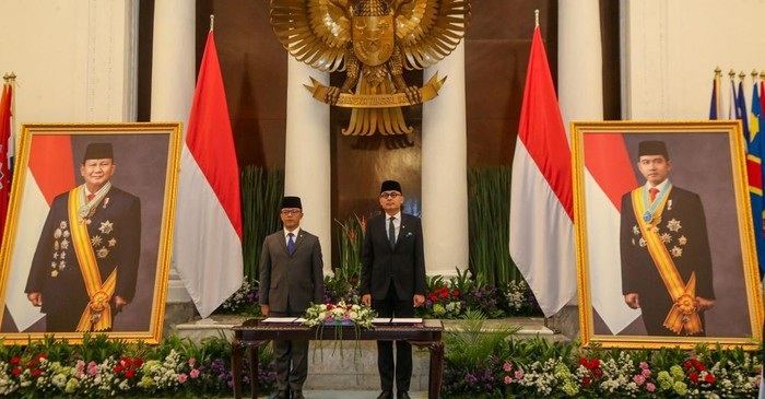 Menlu Arrmanatha Nasir menerima tongkat estafet jabatan dari Sugiono di Kementerian Luar Negeri, Jakarta, Senin (12/10/2026).