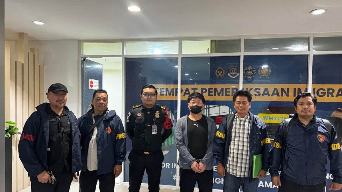 Penyidik Dittipideksus Bareskrim Polri menangkap buron kasus penyelundupan ponsel bekas ilegal Tatang Winata di Tempat Pemeriksaan Imigrasi Kedatangan Internasional Terminal 3 Bandara Soekarno-Hatta, Tangerang, Banten, Selasa (6/10/2026).