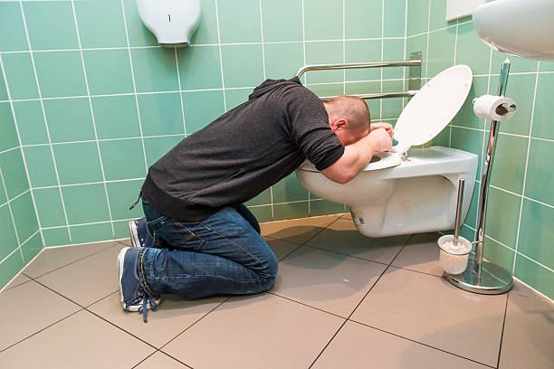 Pria Muntah di Toilet