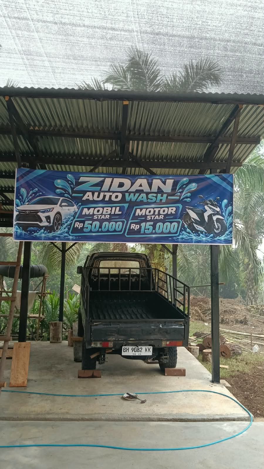 Mobil sedang di cuci