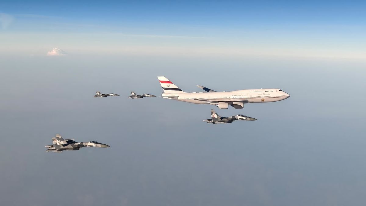 Pesawat yang membawa Presiden Abdel Fattah El-Sisi dikawal oleh armada TNI Angkatan Udara yang terdiri atas dua Sukhoi SU-30, dua Sukhoi SU-27, serta dua F-16 sebagai pesawat pendukung pengawalan (escort support), pada Sabtu (10/10/2026).