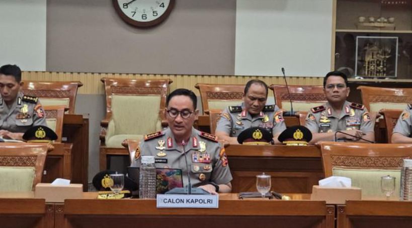 Calon Kapolri : Foto Komjen Pol Suyudi Ario Seto menjalani fit and proper test di Komisi III DPR RI.