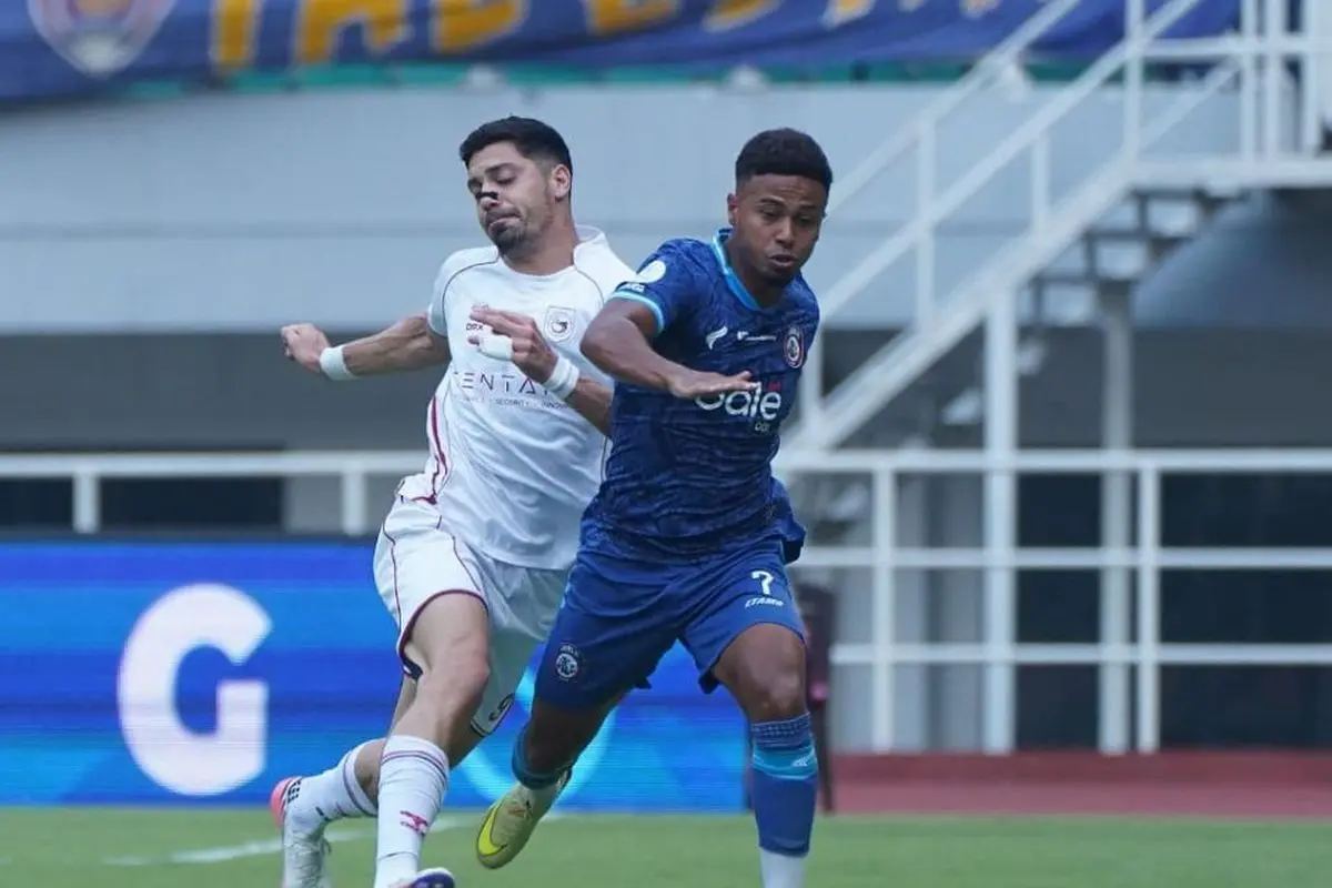 Aksi duel pemain Garudayaksa vs Arema FC di Stadion Pakansari