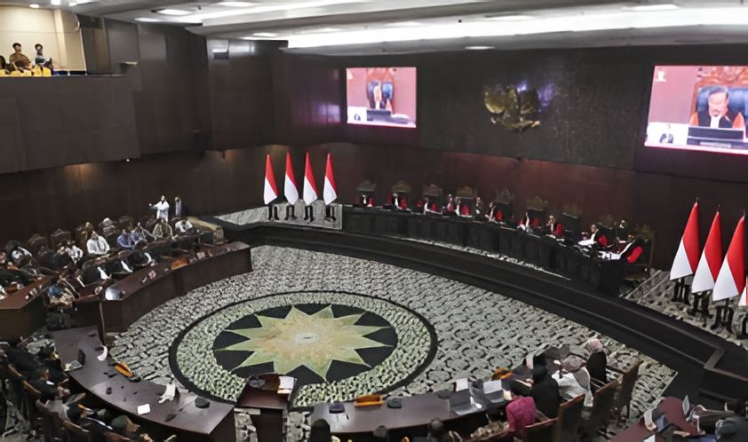 Majelis Hakim Konstitusi membacakan putusan perkara sengketa syarat pendidikan cawapres di Ruang Sidang Pleno MK, Jakarta