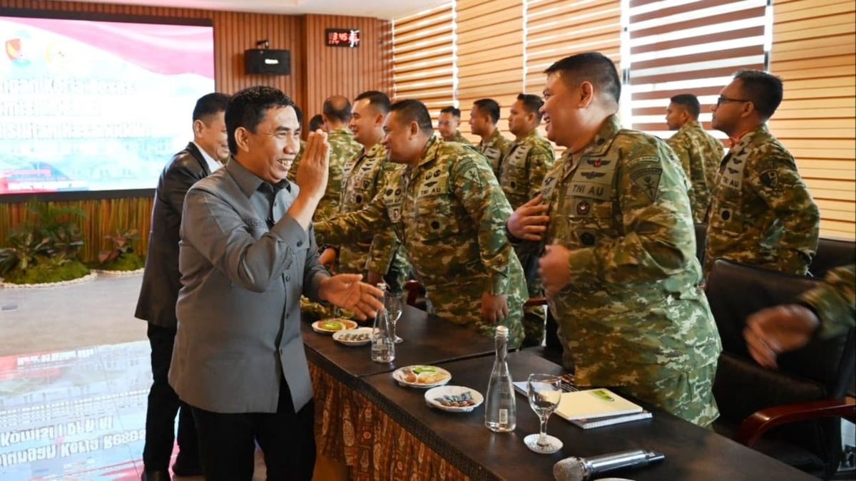 Anggota Komisi I DPR RI Achmad Daeng Sere bersalaman dengan sejumlah perwira seusai pertemuan di Lanud Sultan Hasanuddin, Makassar, Sulawesi Selatan, Jumat (9/10/2026).