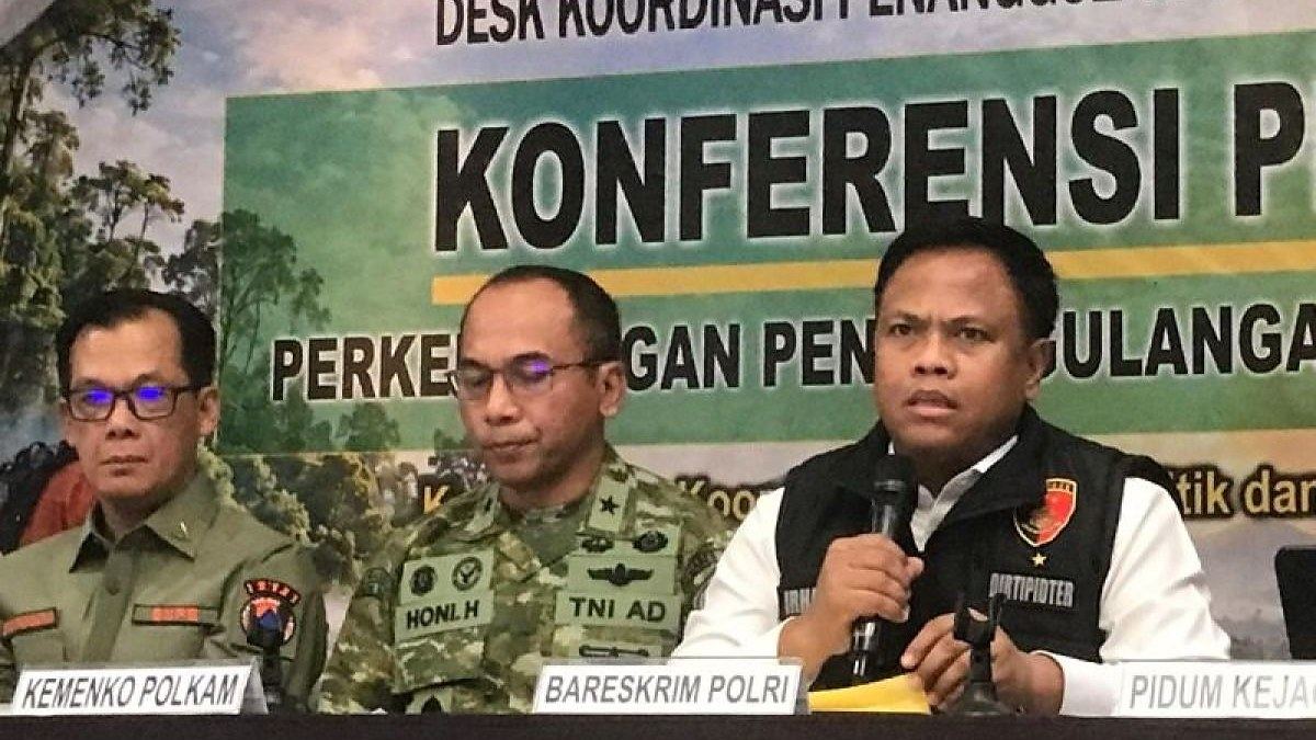 Director Tindak Pidana Tertentu Bareskrim Polri Brigjen Pol Mohammad Irhamni (kanan) memberikan keterangan dalam konferensi pers perkembangan penanganan kebakaran hutan dan lahan (karhutla) di Jakarta, Selasa (29/9/2026).